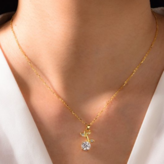 Colar em prata 925 maçiça com pendente em ramo e folhas cravejado de moissanite. Disponível em prateado ou dourado.