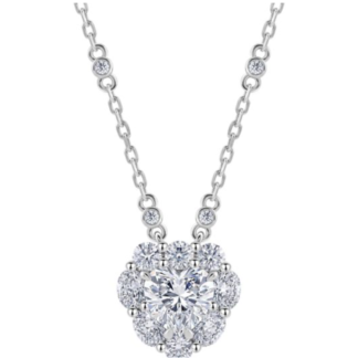 Colar em prata 925 com pendente em flor, moissanite central em coração e halo em cluster. Certificado GRA.