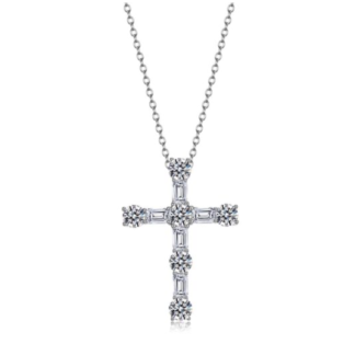 Colar com pendente em cruz, em prata 925, cravejado de moissanites brancas cor D. Peça elegante e com significado.