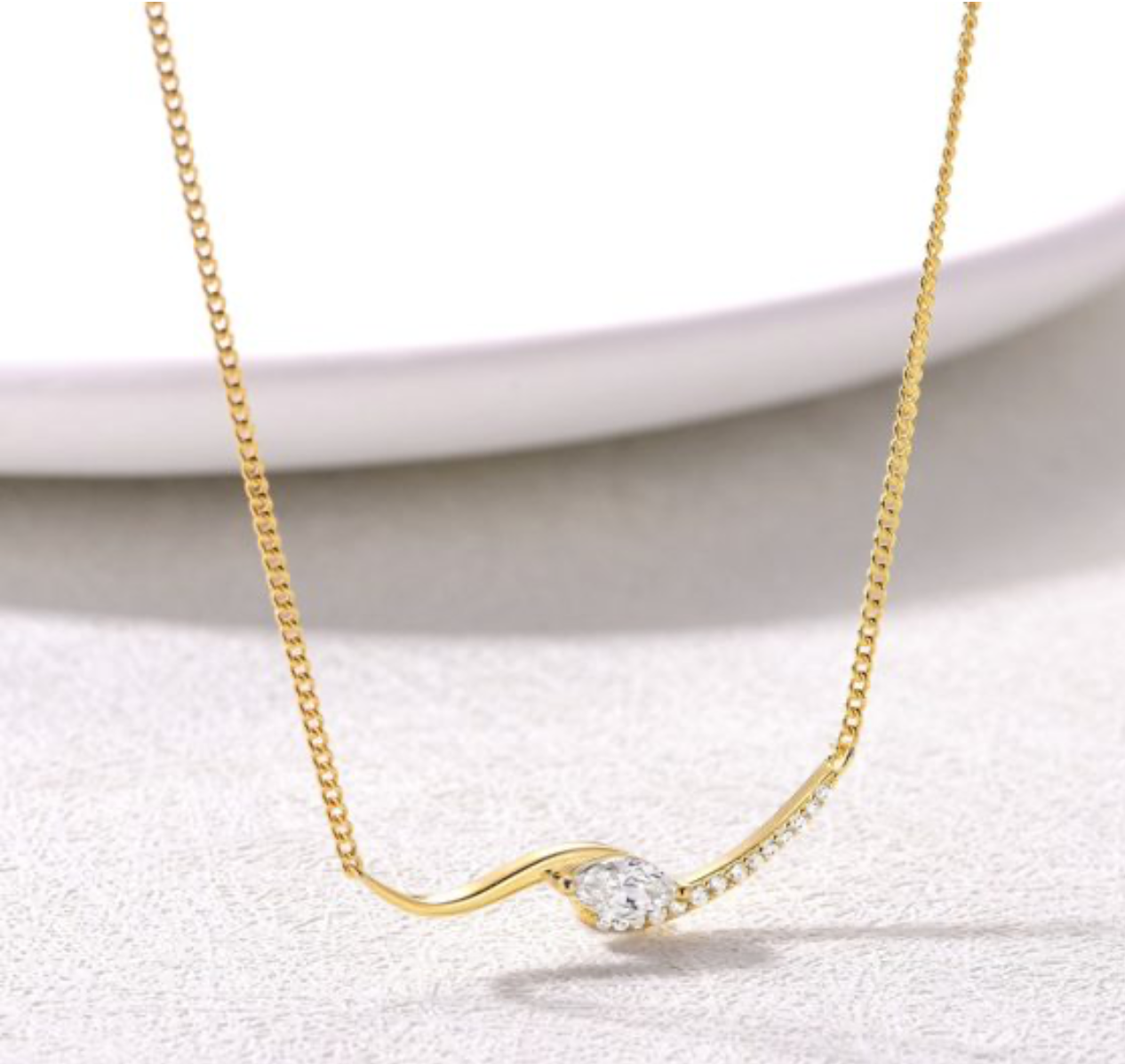 Colar em prata 925 com barra curva ondulada e moissanite marquise rodeada de zircónias. Certificado incluido.