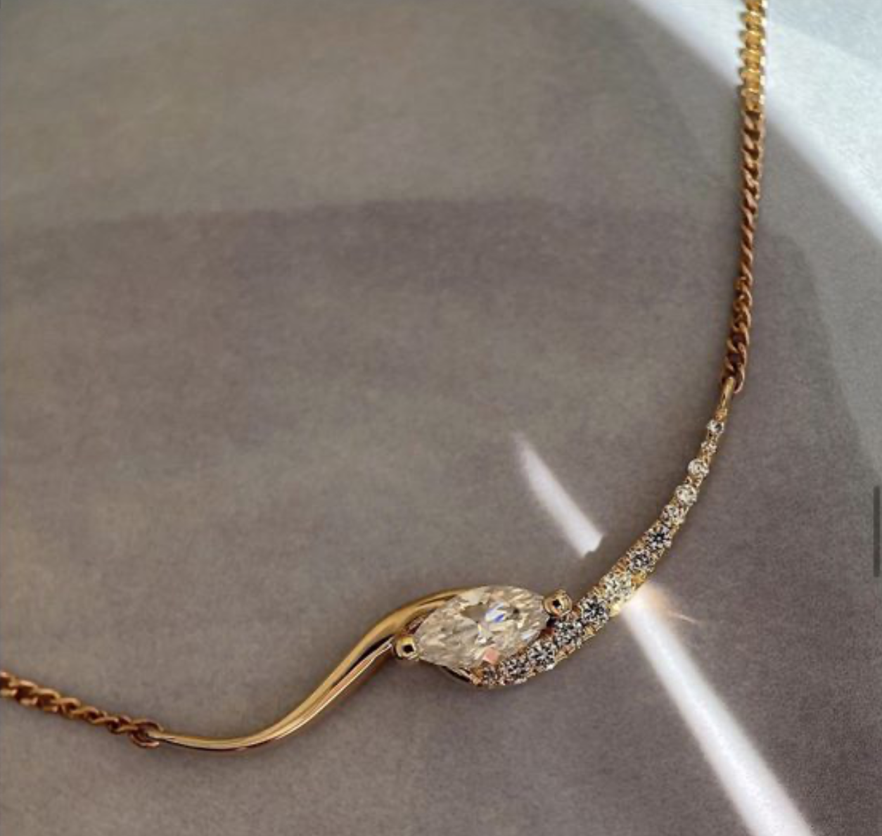 Colar em prata 925 com barra curva ondulada e moissanite marquise rodeada de zircónias. Certificado incluido.