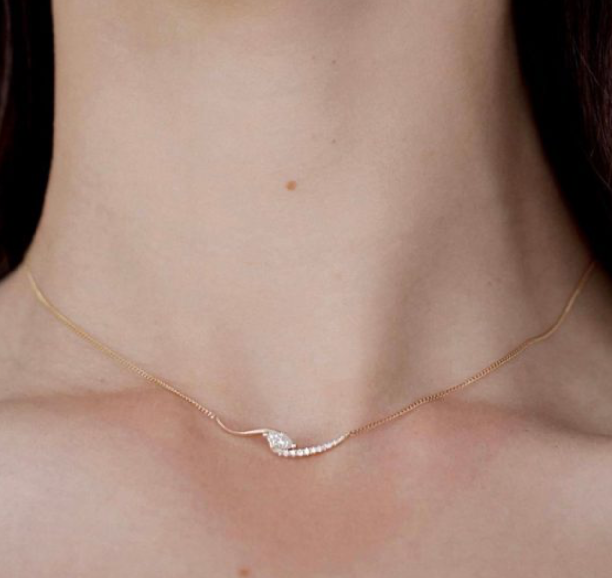 Colar em prata 925 com barra curva ondulada e moissanite marquise rodeada de zircónias. Certificado incluido.