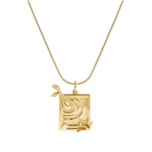 Necklace in sterling silver 925, plated in 18K gold, with a rectangular, wave-shaped pendant evoking the movement of the sea, decorated with small shell pearls and an embossed detail inspired by a dolphin/fish. Fine, adjustable snake chain, with a minimalist, sophisticated look, perfect for everyday wear or as a gift.