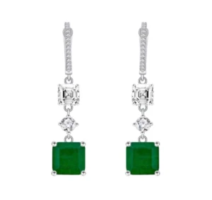Drop earrings in sterling silver 925 with a white gold-tone finish, in a three-stone geometric design — a square simulated green emerald (9mm), linked by clear cubic zirconias (one 6mm square and one 4mm round) to a set top hoop. An elegant, versatile design, 45mm in total length, perfect for a sophisticated everyday look.