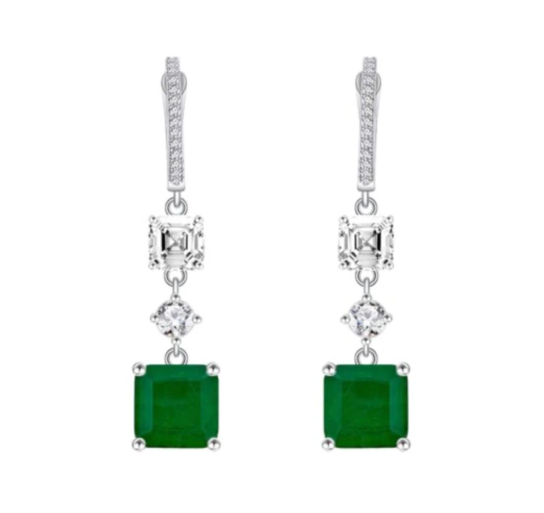 Drop earrings in sterling silver 925 with a white gold-tone finish, in a three-stone geometric design — a square simulated green emerald (9mm), linked by clear cubic zirconias (one 6mm square and one 4mm round) to a set top hoop. An elegant, versatile design, 45mm in total length, perfect for a sophisticated everyday look.