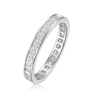 Aliança em prata 925 cravejada em toda a volta com pedras quadradas de moissanite cor D. Fina e elegante.