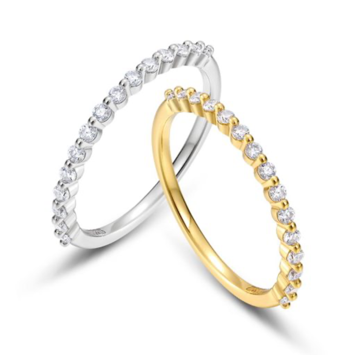 Anel fino em prata 925 com meia fileira de moissanite redonda. Ideal para empilhar. Ródio ou banhado a ouro 10k.