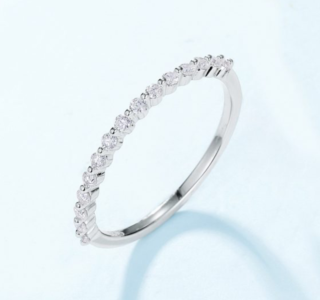 Anel fino em prata 925 com meia fileira de moissanite redonda. Ideal para empilhar. Ródio ou banhado a ouro 10k.