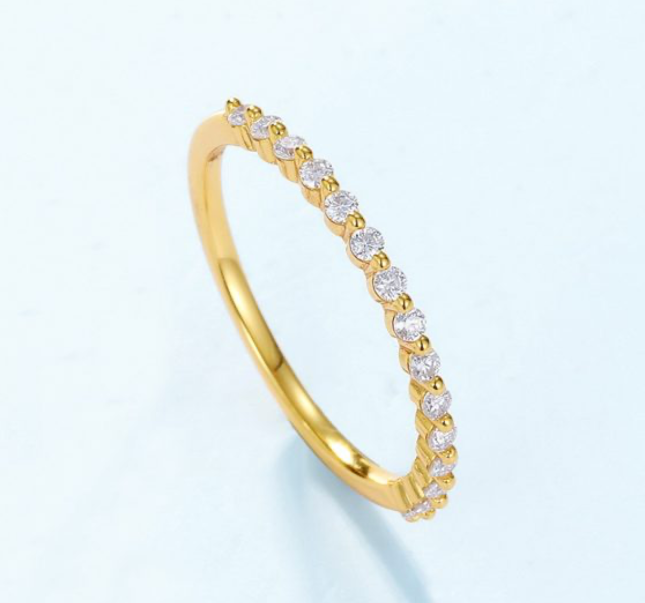 Anel fino em prata 925 com meia fileira de moissanite redonda. Ideal para empilhar. Ródio ou banhado a ouro 10k.