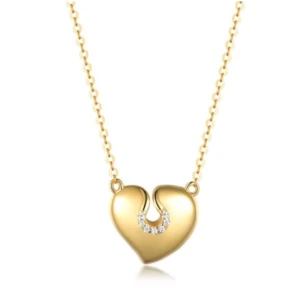 Minimalist necklace in sterling silver 925, with a smooth heart-shaped pendant and a set detail of clear moissanites along the upper curve. A fresh, delicate design, ideal for everyday wear, available in silver or gold tone.