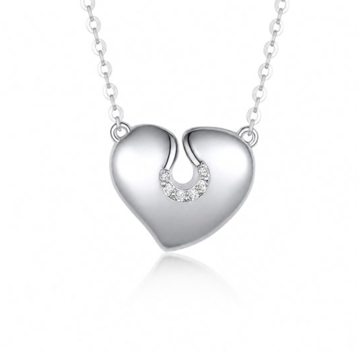 Colar minimalista em prata 925 com pendente liso em coração e detalhe cravejado de moissanite. Prateado ou dourado.