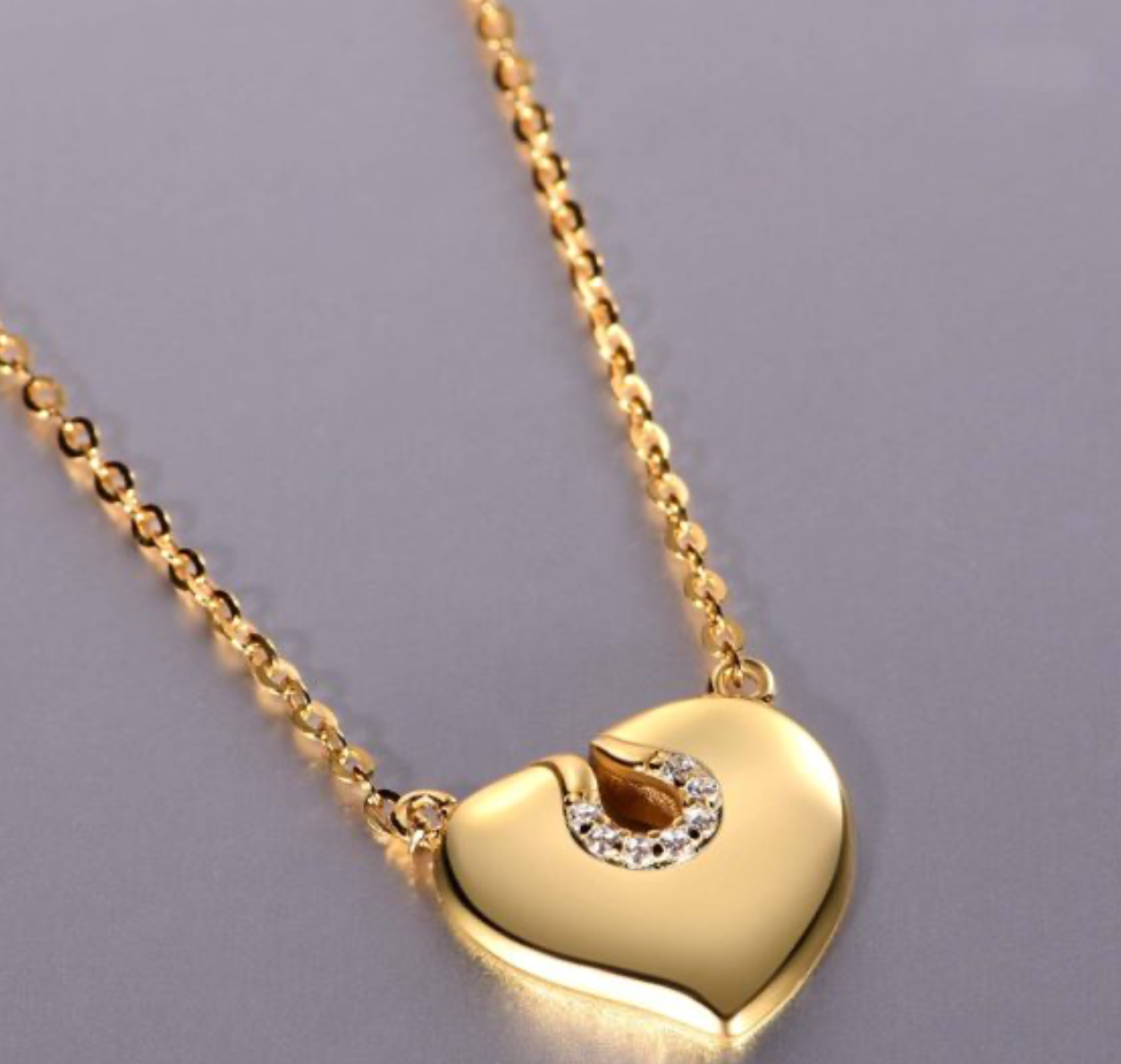 Colar minimalista em prata 925 com pendente liso em coração e detalhe cravejado de moissanite. Prateado ou dourado.
