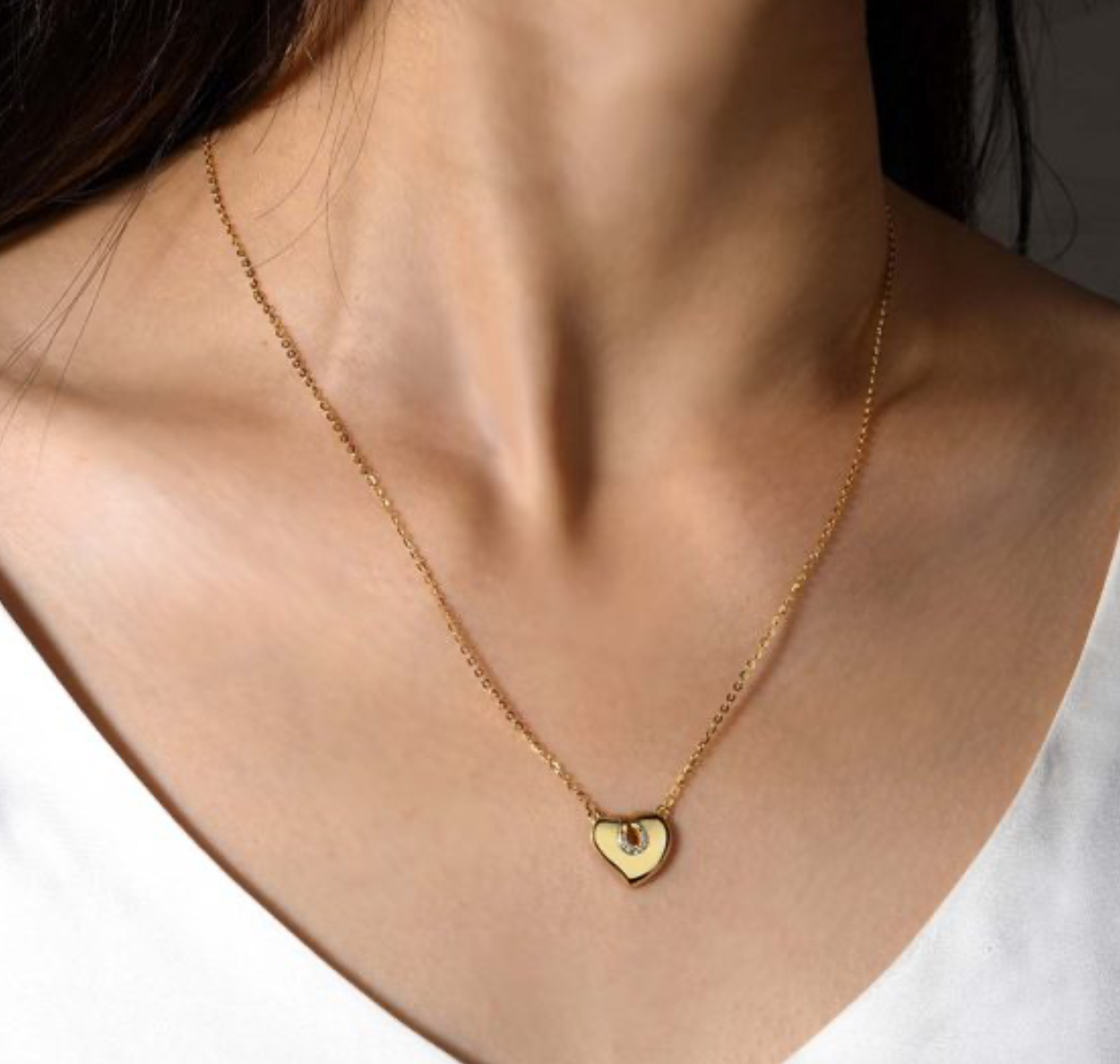 Colar minimalista em prata 925 com pendente liso em coração e detalhe cravejado de moissanite. Prateado ou dourado.