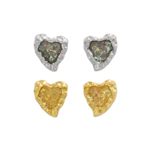 Brincos stud em prata 925 maçiça com coração irregular e resina epóxi brilhante. Toque artesanal e moderno.
