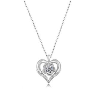 Colar em prata 925 com pendente em coração que abraça uma rosa esculpida e moissanite central. Certificado incluido.