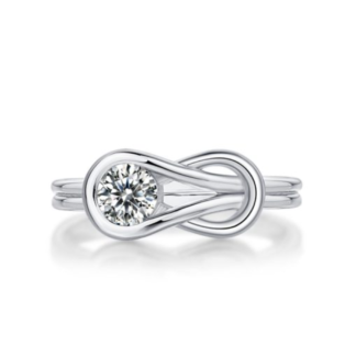 Anel com moissanite redonda central e laço infinito, em banda aberta ajustável de prata 925 (S925). Tamanho único.