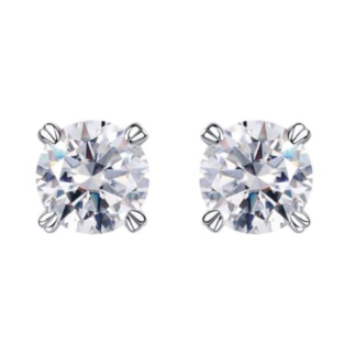 Brincos stud minimalistas em prata 925 com moissanite redonda cor D de 6,5mm em quatro garras. Clássicos e atemporais.