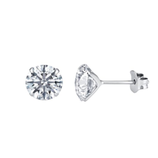 Brincos stud clássicos em prata 925 com moissanite redonda cor D e fecho tipo borboleta. Vários tamanhos disponíveis.