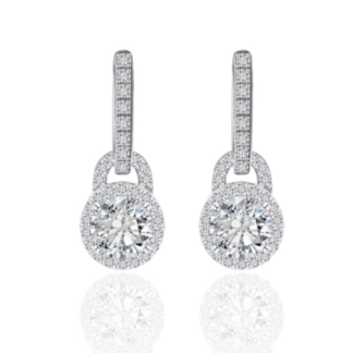 Brincos pendentes em prata 925 com moissanite central e halo de pedras, suspensos de barra em pavé. Elegantes.