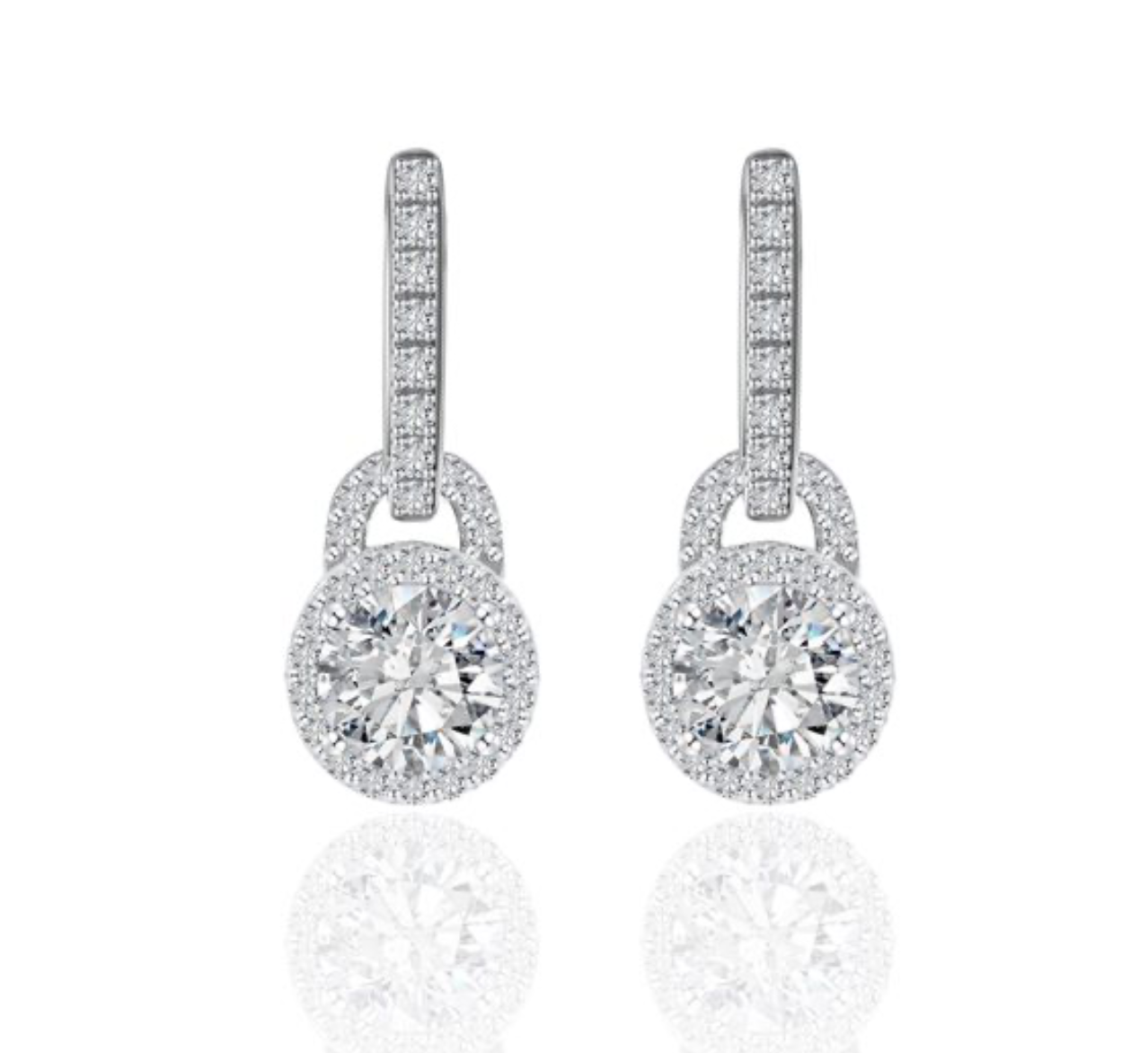 Brincos pendentes em prata 925 com moissanite central e halo de pedras, suspensos de barra em pavé. Elegantes.
