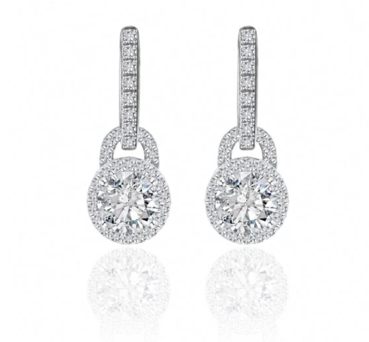 Brincos pendentes em prata 925 com moissanite central e halo de pedras, suspensos de barra em pavé. Elegantes.