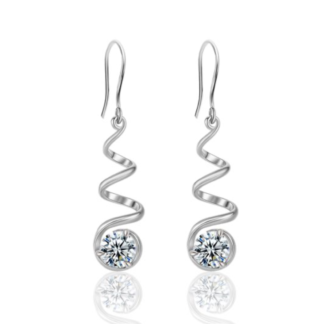 Brincos pendentes longos em prata 925 com design em espiral e moissanite redonda. Leves e modernos.