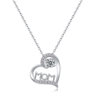 Colar em prata 925 com pendente em coração vazado com a palavra MOM e moissanite redonda. Peça para presentear.