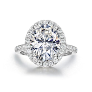 Anel em prata 925 com moissanite oval cor D em halo de pedras e ombros cravejados. Acabamento ródio.