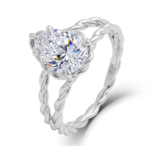 Anel em prata 925 maçiça com moissanite em corte pêra sobre dupla banda entrançada. Elegante e romântico.