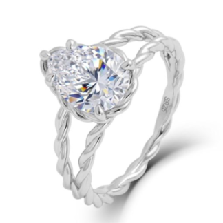 Anel em prata 925 maçiça com moissanite em corte pêra sobre dupla banda entrançada. Elegante e romântico.