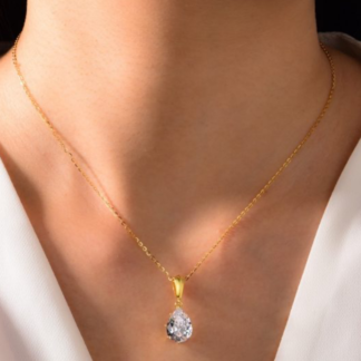 Colar em prata 925 com pendente solitário de moissanite em corte pêra cor D. Disponível em prateado ou dourado.