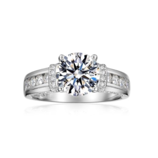 Anel em prata 925 com moissanite redonda cor D em quatro garras e aliança dividida cravejada. Clássico e brilhante.