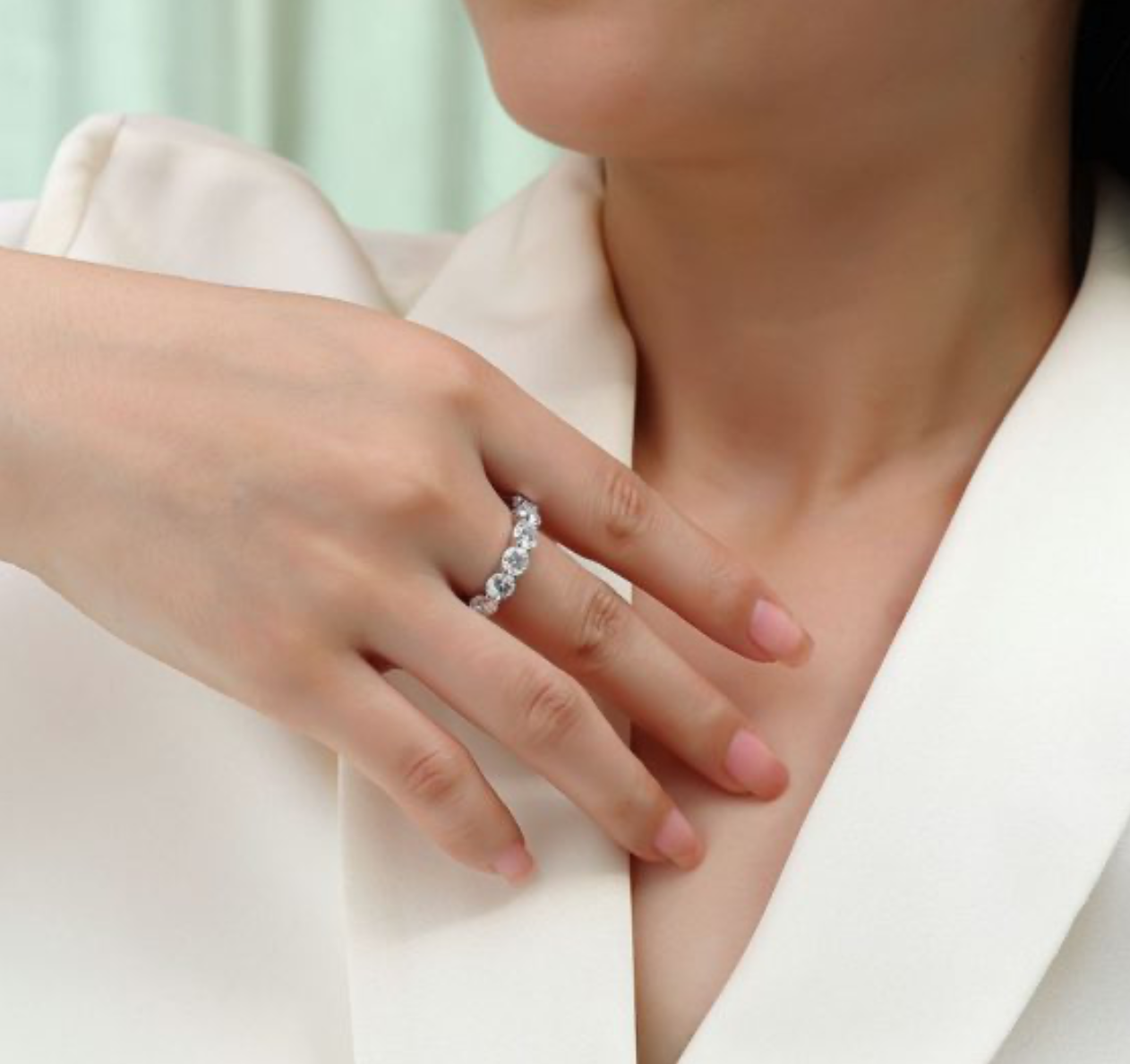 Aliança com 11 moissanites redondas em fileira contínua, engaste shared prong, prata de lei 925.