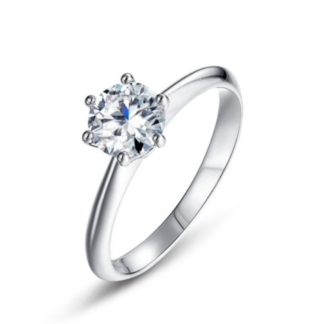 Anel solitário clássico em prata 925 banhado a ouro branco, com moissanite redonda em seis garras. Atemporal.