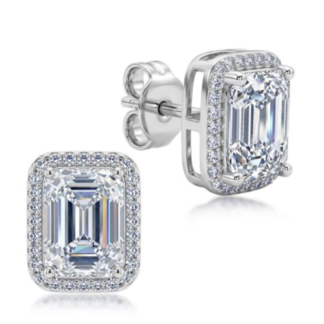 Brincos vintage em prata 925 com moissanite em corte esmeralda e halo de pedras cristalinas. Elegantes e atemporais.