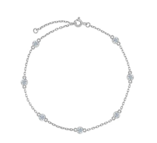 Bracelet in sterling silver 925 with 7 round moissanites set in bezel, spaced geometric design. 16cm + 5cm extension. Weight ~1.65g.