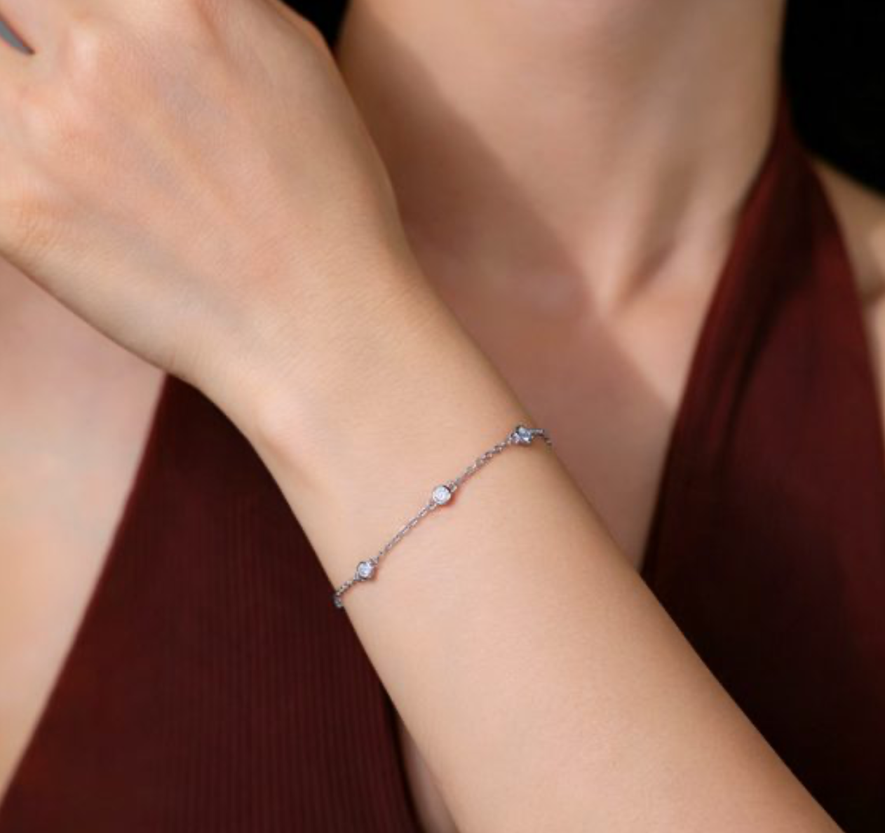 Pulseira em prata 925 com sete moissanites redondas em bezel, design geométrico espaçado. 16cm + extensor 5cm.