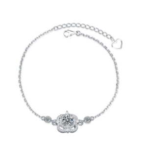 Pulseira de prata 925 com trevo de quatro folhas em moissanite, extensor ajustável e pingente em coração.