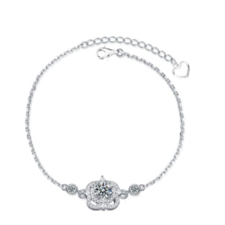 Pulseira de prata 925 com trevo de quatro folhas em moissanite, extensor ajustável e pingente em coração.