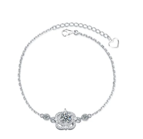 Sterling silver 925 bracelet with a four-leaf clover in moissanite cubic zirconia, adjustable extension with a heart-shaped charm. Weight 2.3g.