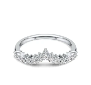 Band ring with 13 colour D moissanites, arranged in a V-shaped crown (chevron) design, creating a geometric line inspired by a crown. Sterling silver 925 (S925). A modern, geometric style for women. Total weight: approximately 1.8g.