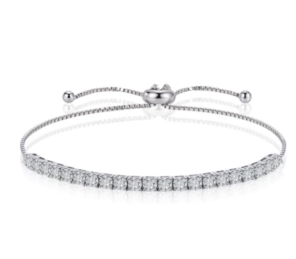 Adjustable tennis bracelet in sterling silver 925 with colour D moissanites set in a straight geometric line. Slider-style clasp.