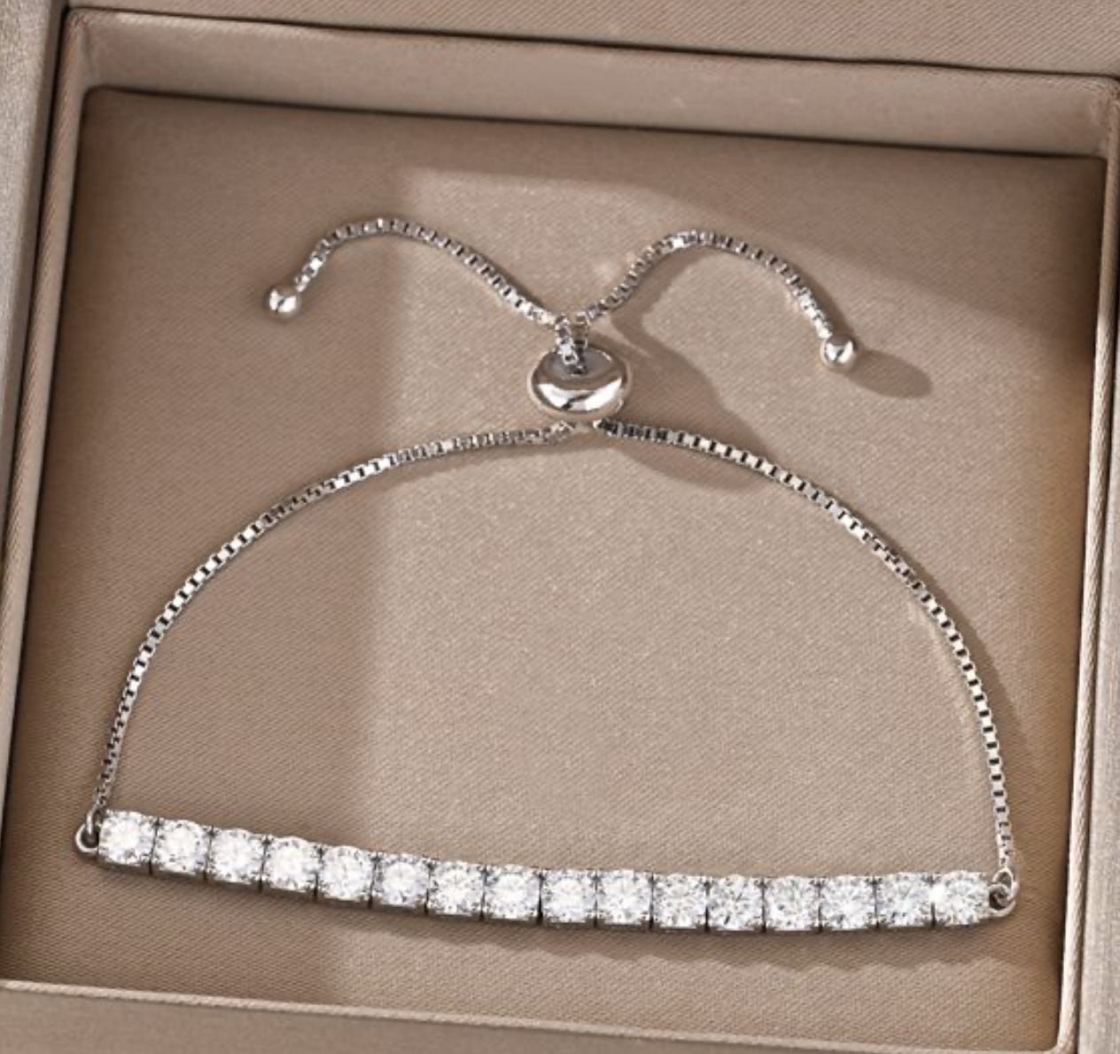 Pulseira tennis ajustável em prata 925 com moissanites D Color em linha reta geométrica. Fecho tipo slider.