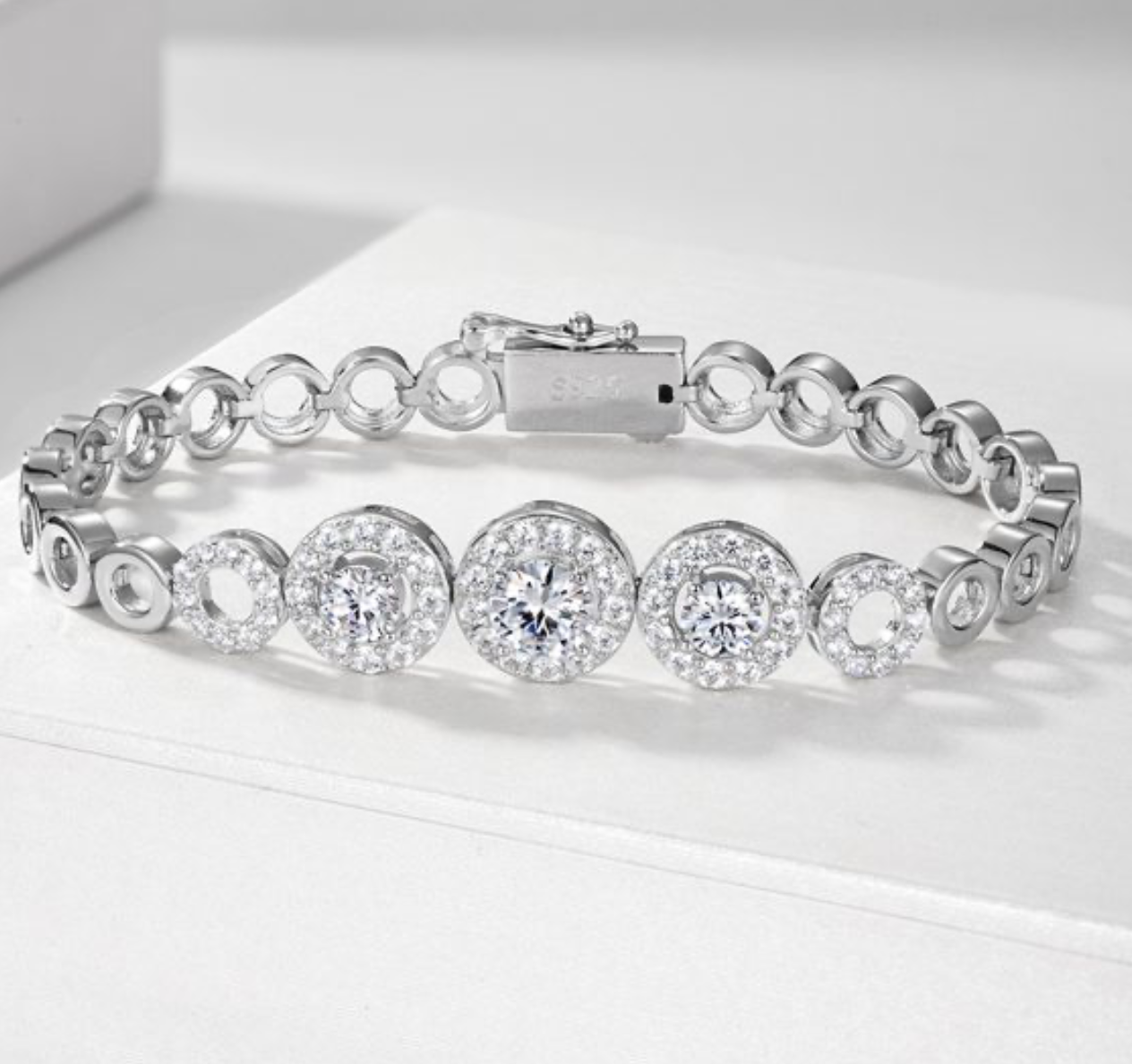 Pulseira em prata 925 com elos circulares vazados e moissanite D Color. Design único. Certificado GRA incluido.
