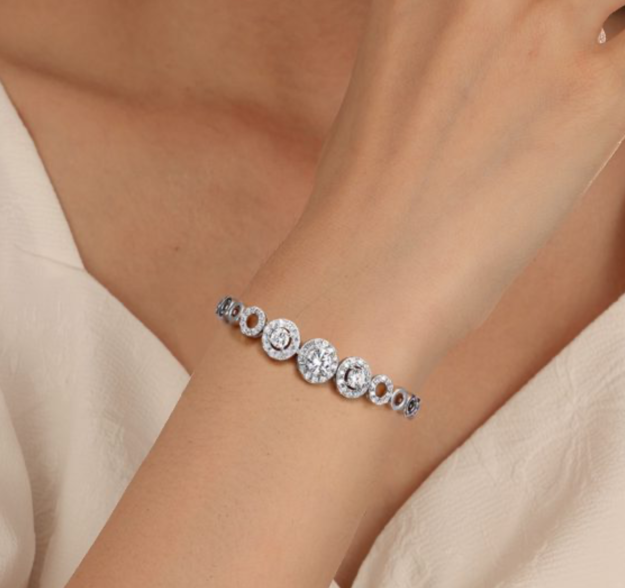 Pulseira em prata 925 com elos circulares vazados e moissanite D Color. Design único. Certificado GRA incluido.
