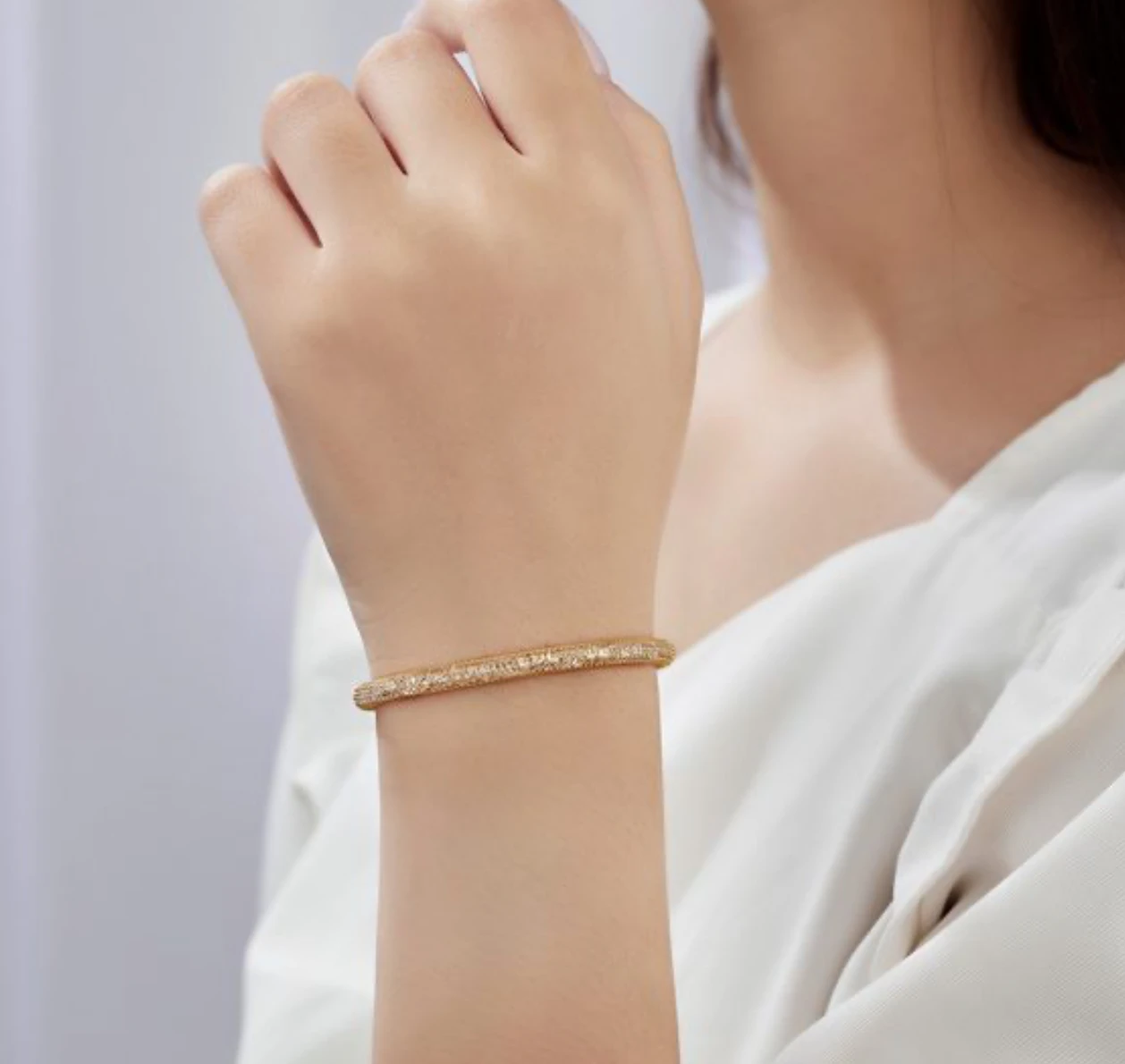 Elegant geometric shimmering mesh 925 silver bracelet worn on the wrist