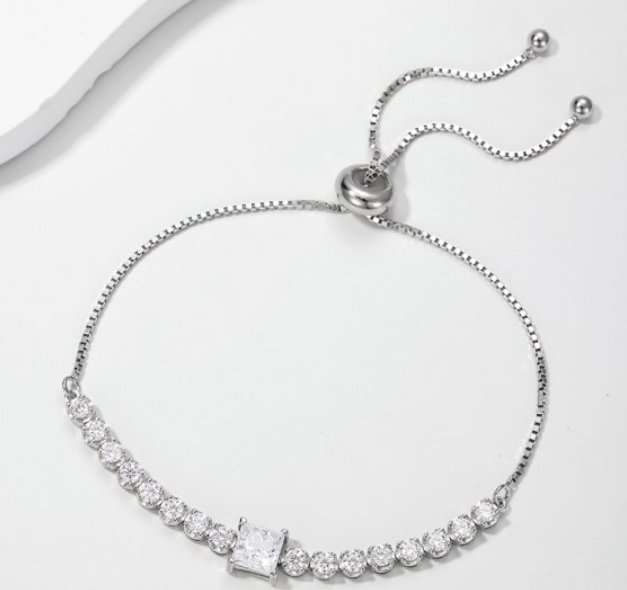 Pulseira tennis ajustável em prata 925 com pedra central moissanite geométrica. Vários formatos disponíveis.