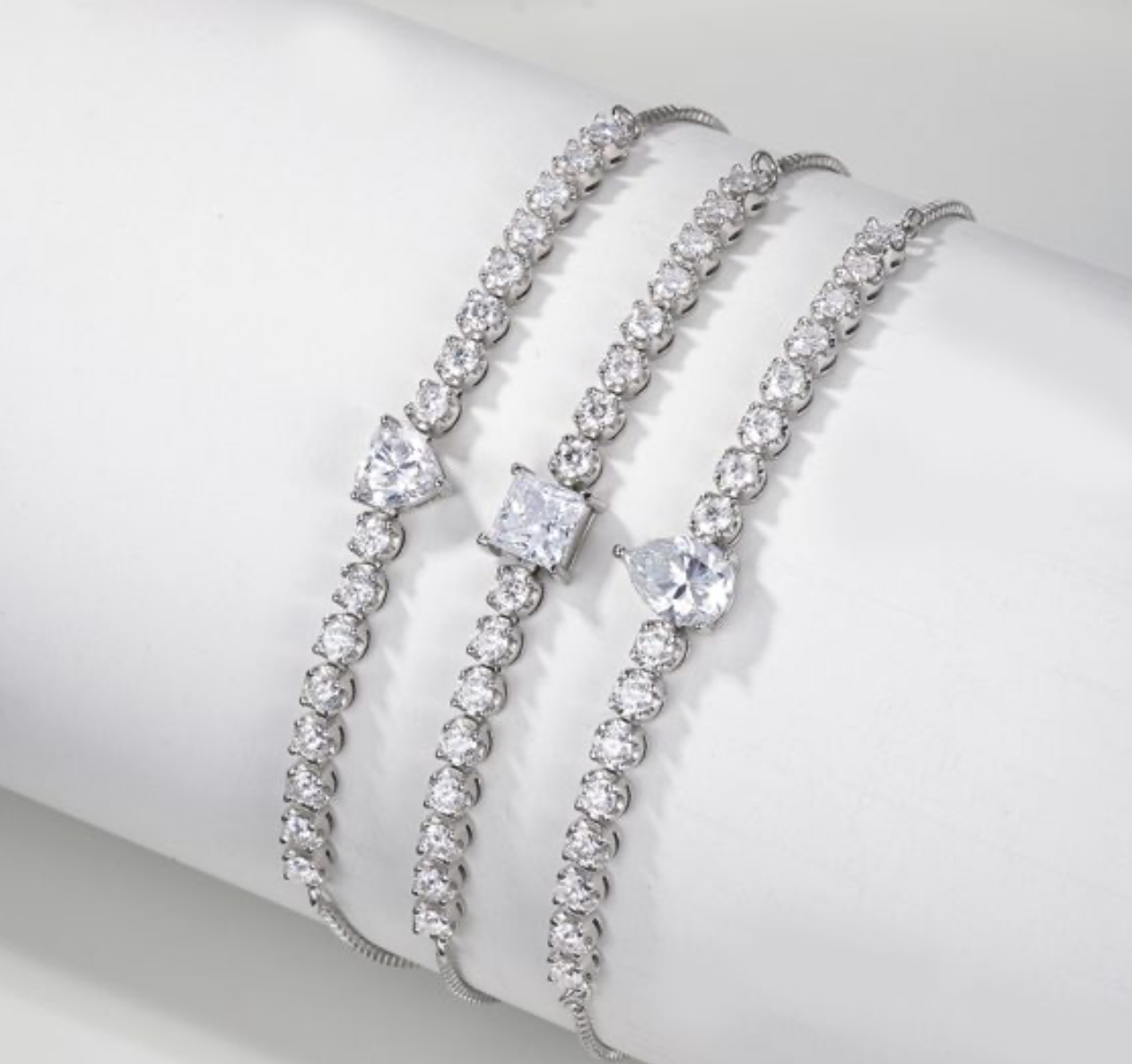 Pulseira tennis ajustável em prata 925 com pedra central moissanite geométrica. Vários formatos disponíveis.