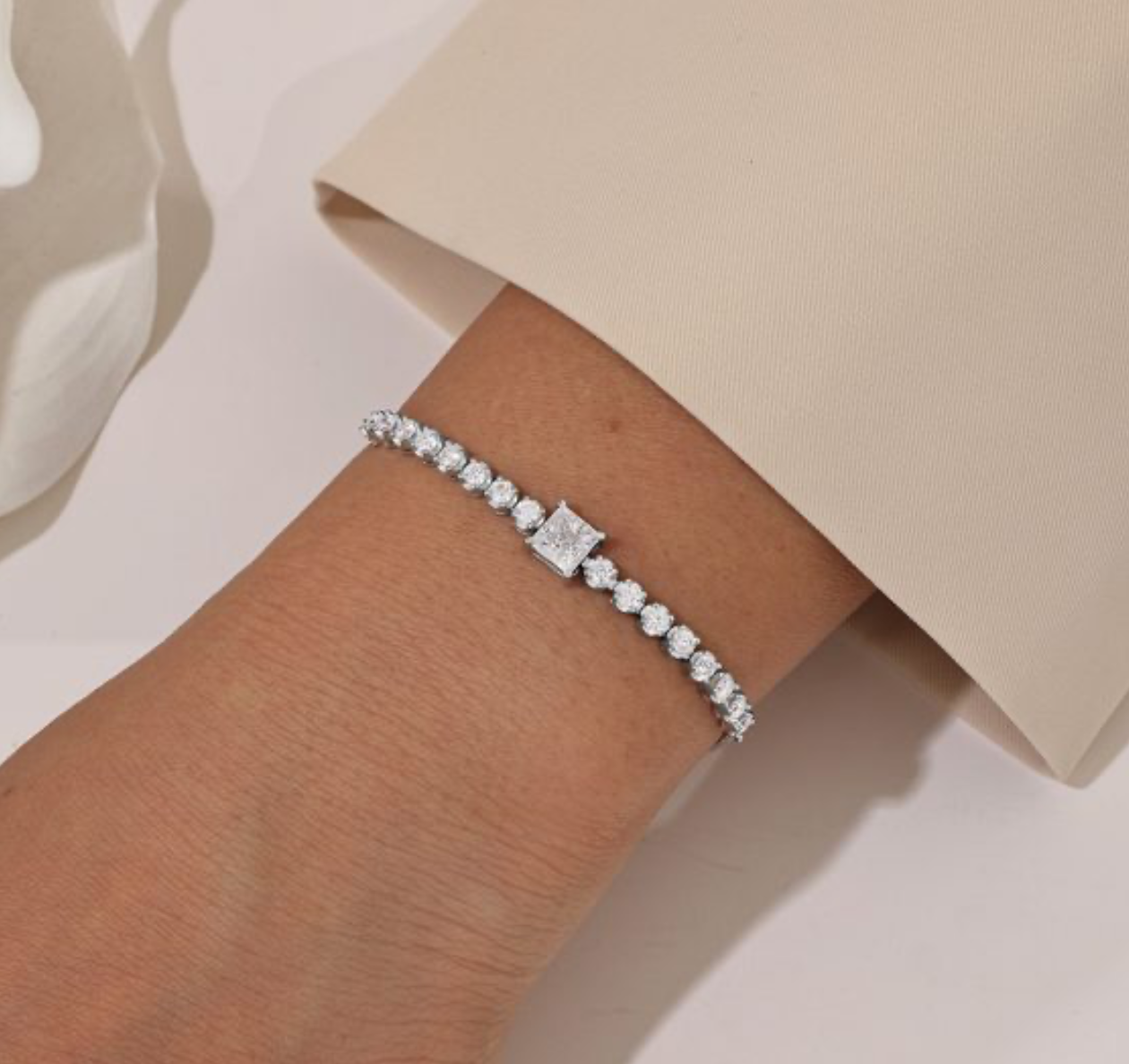 Pulseira tennis ajustável em prata 925 com pedra central moissanite geométrica. Vários formatos disponíveis.