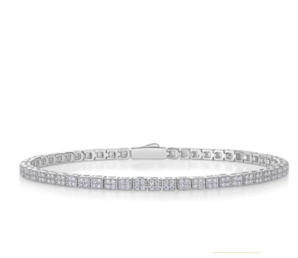 Tennis bracelet in sterling silver 925 with geometric square links and 200 moissanites (1.6ct total). 2.5mm width, secure clasp.